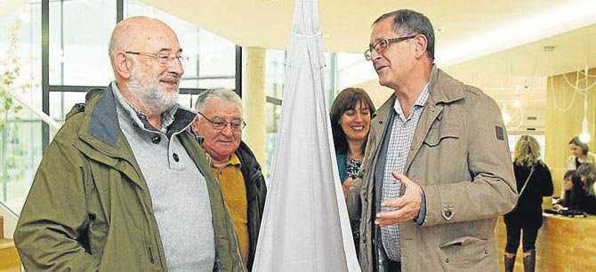 CARBALLO-El escenógrafo Xosé Manuel López Eirís visitó la biblioteca carballesa a la que donó seiscientos libros
