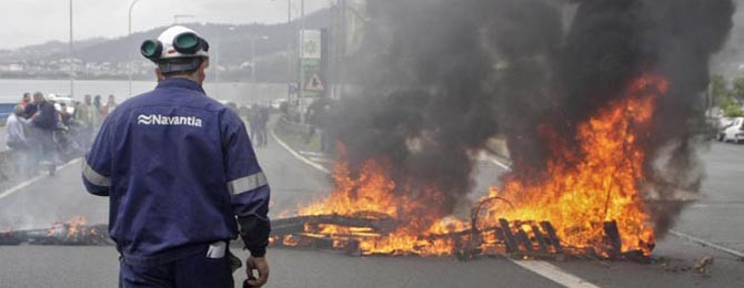 La falta de noticias sobre los floteles provoca violentas protestas en Ferrol