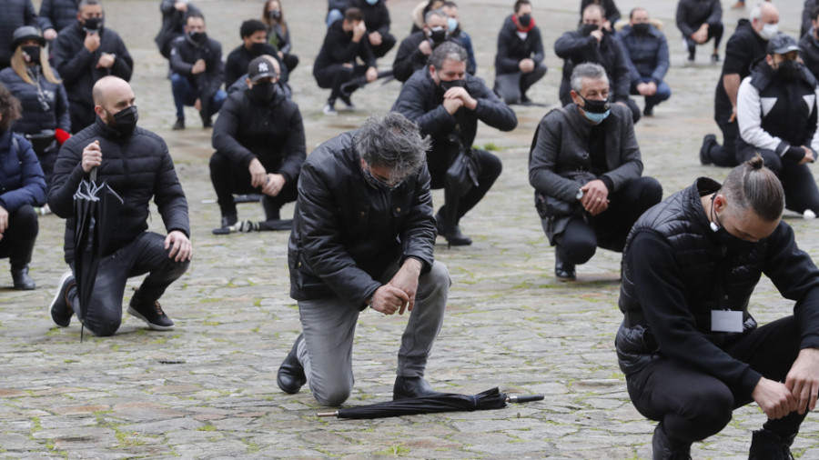 El sector cultural representa un funeral en Santiago para visibilizar la “muerte” del sector