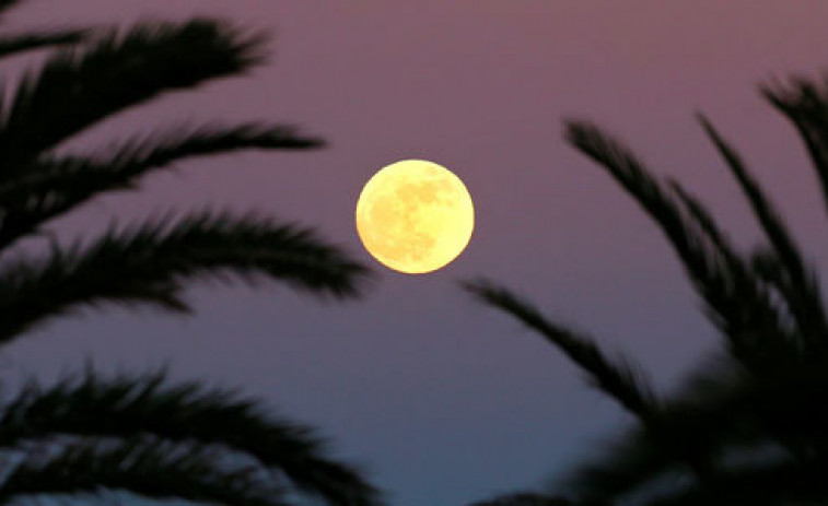 Un sábado para observar la Luna desde el castillo de San Antón