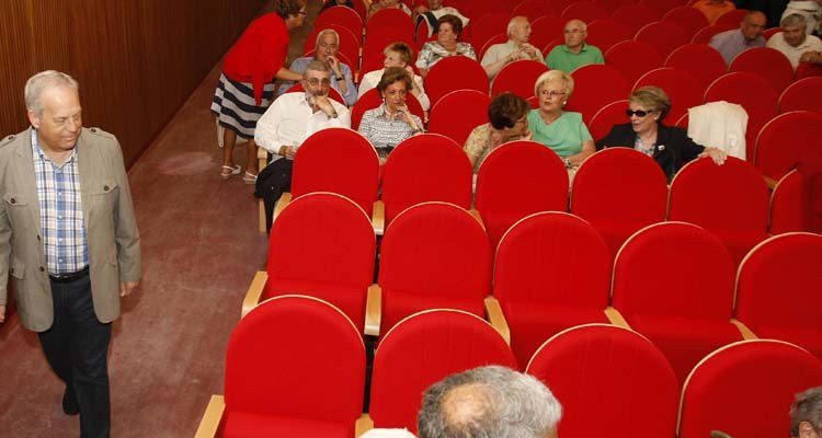 Betanzos levantará las butacas del cine Alfonsetti para eliminar las humedades del suelo