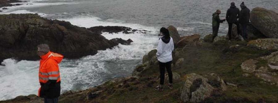 Sin rastro del joven desaparecido en el mar de Lobadiz tras tres días de rastreo