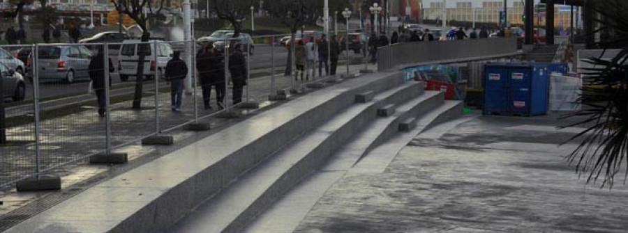 El Paseo muestra su renovada imagen con otro tramo de barandilla de acero y una grada