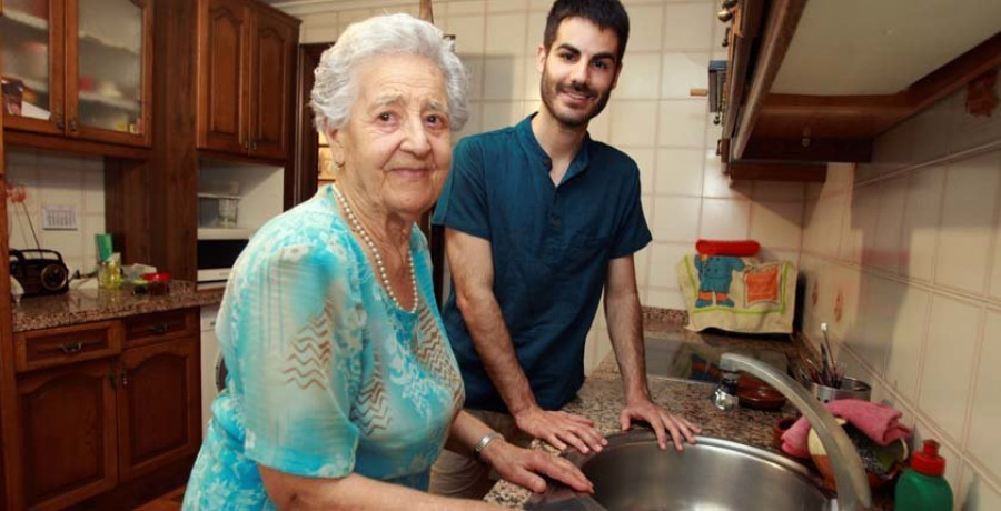 Nonagenaria y universitario, felices compañeros de piso