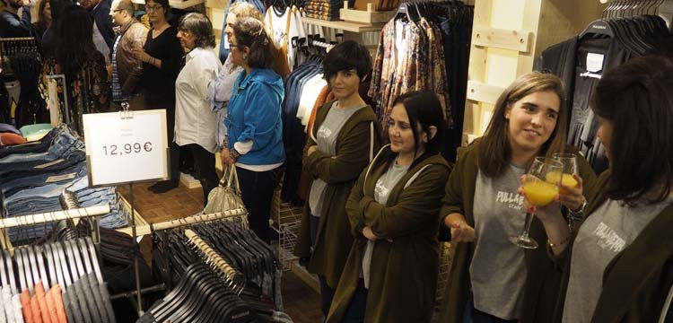 La tienda Pull&Bear de Ferrol reabre sus puertas con un modelo integrador