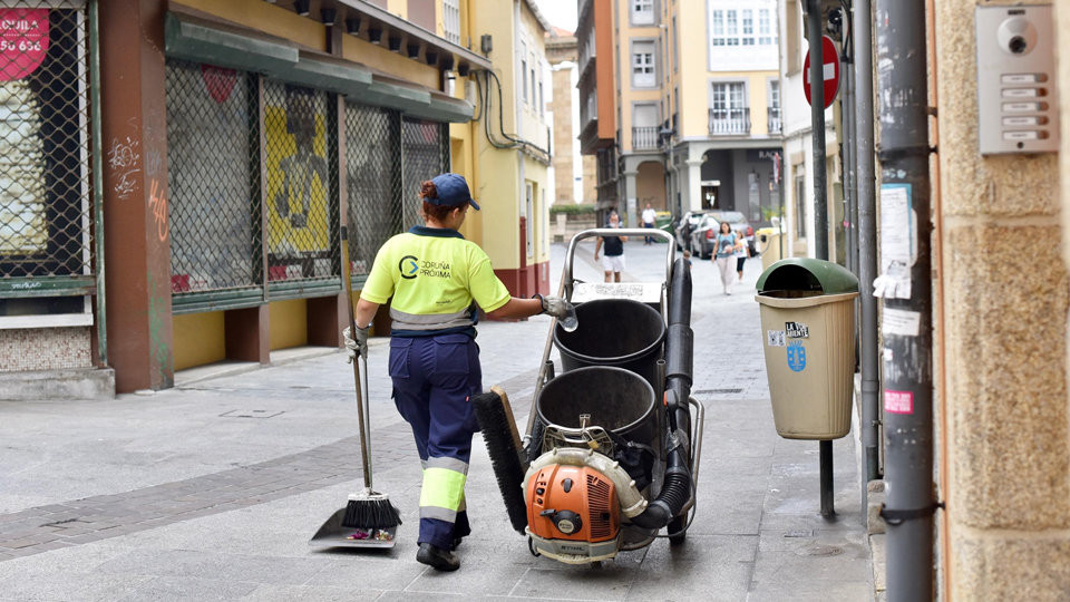 El Ayuntamiento tratará de regularizar antes de 2020 los servicios sin contrato