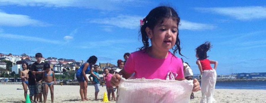 Los más pequeños disfrutan en la playa con los juegos tradicionales gallegos