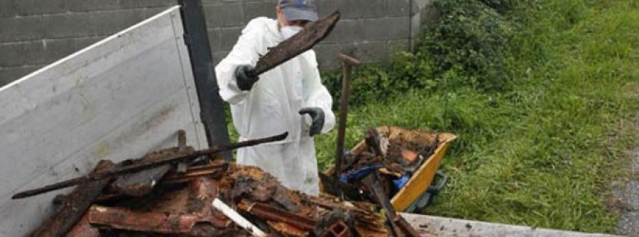 Urbaser retira restos de ataúdes de la parte trasera del cementerio de Sedes