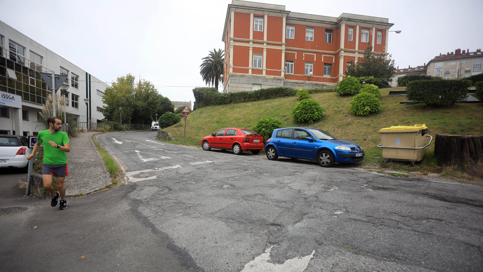 Los baches y la escasa accesibilidad hacen de la visita a los hospitales una odisea