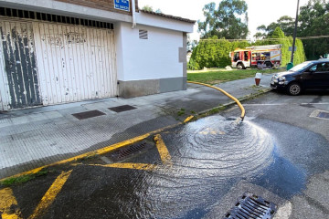 La rotura de una canalización provoca una inundación  en un garaje de A Barcala