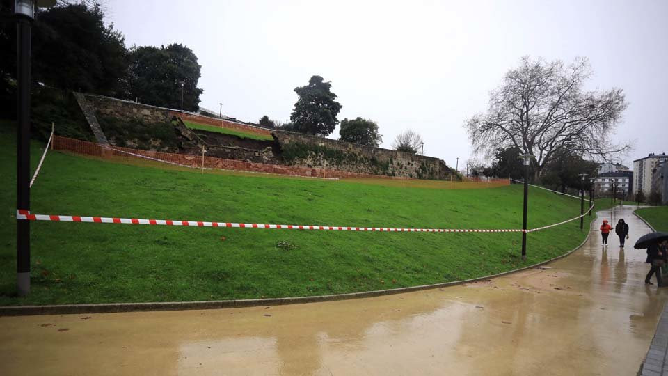 El Ayuntamiento estudia el estado del muro del parque de Oza antes de iniciar su restauración