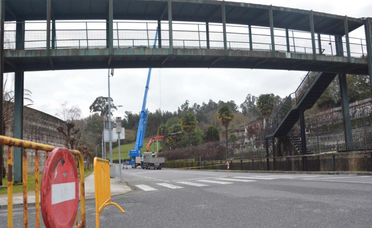 Betanzos autoriza la retirada de un tramo de la pasarela metálica de El Pasatiempo