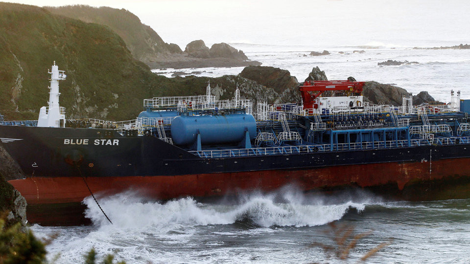 Salvamento vuelve a intentar el rescate del barco quimiquero que encalló en la ría de Ares por el temporal