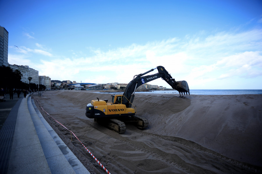 Acondicionan la duna de Riazor tras el paso del último temporal