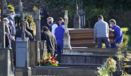 Rosario Porto es enterrada en el cementerio de Boisaca de ante una docena de personas