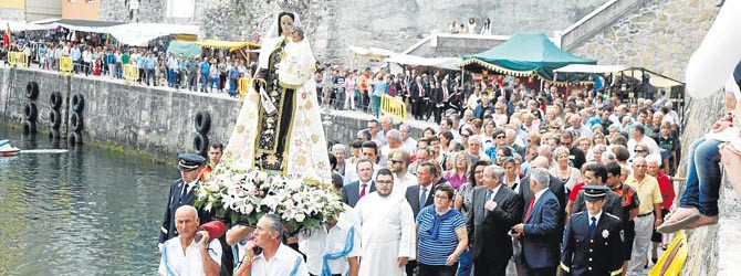 La Virgen del Carmen surca el mar de Malpica con cientos de devotos