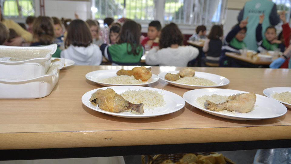 El Consistorio denuncia que las becas comedor se tienen que adjudicar tras el inicio del curso al no convocarse a tiempo