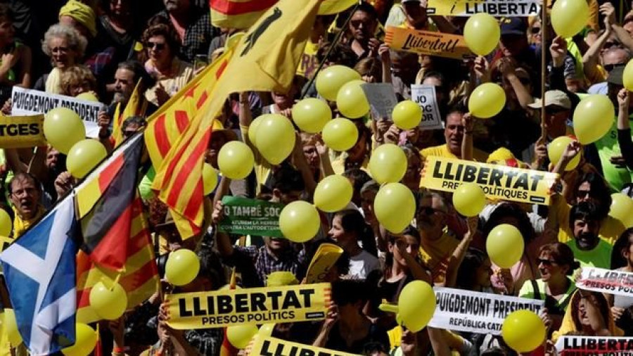 Miles de manifestantes contra el juicio del "procés"