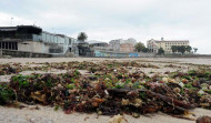 Las mareas vivas y el fuerte oleaje “siembran” de algas las playas de Riazor y el Orzán