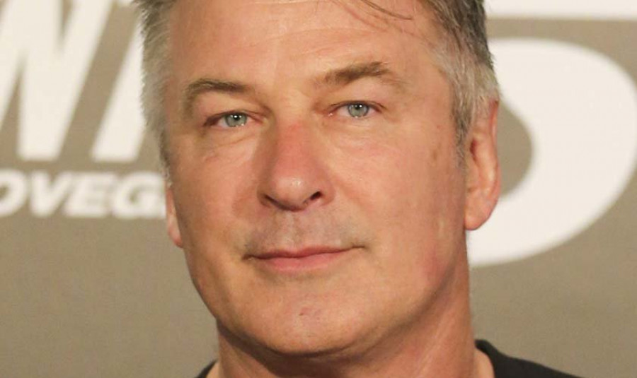 Las autoridades creen que se mezcló munición real con falsa en rodaje de Alec Baldwin