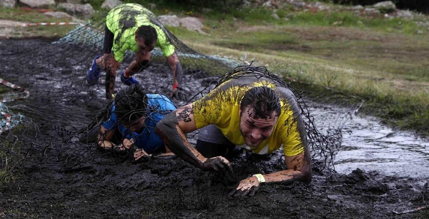 Más de 600 corredores participan en el Desafío Bomberos y recorren ocho kilómetros repletos de obstáculos