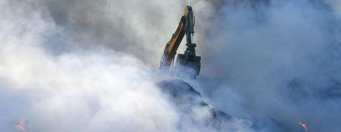 Un incendio calcina toneladas de basura industrial en la planta de As Somozas