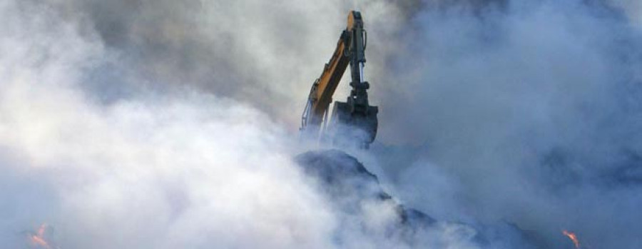 Un incendio calcina toneladas de basura industrial en la planta de As Somozas