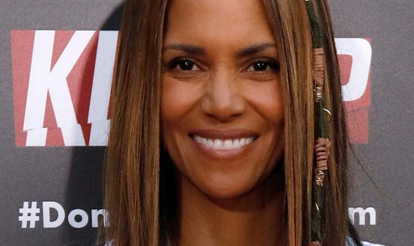 Halle Berry se siente libre a lomos de un camello en Marruecos