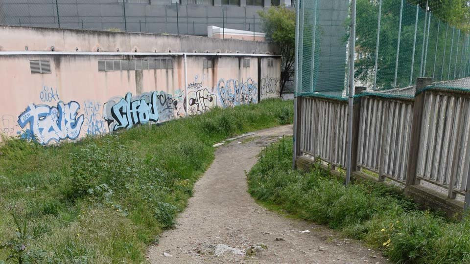 El Arzobispado reclama que se asfalte e ilumine el Camiño do Cura antes de cederlo a la ciudad