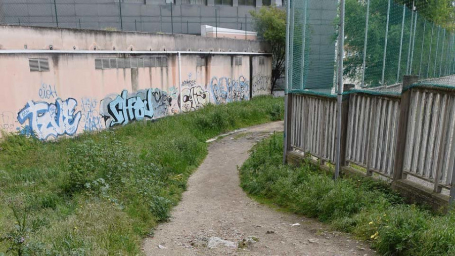 El Arzobispado reclama que se asfalte e ilumine el Camiño do Cura antes de cederlo a la ciudad