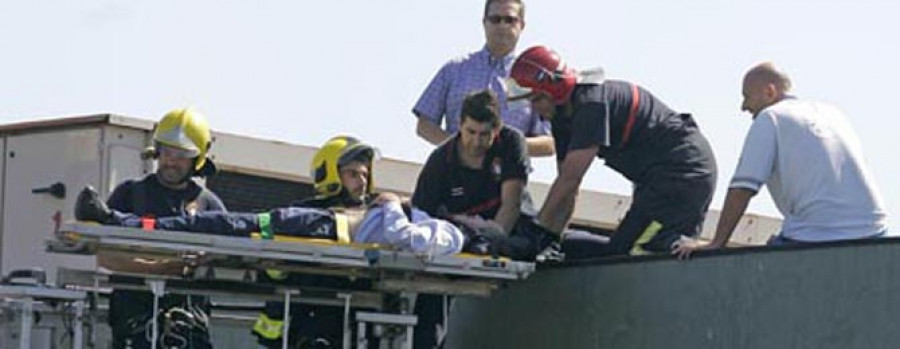 Los bomberos rescatan del tejado del edificio del Macuf a  un obrero que se había caído