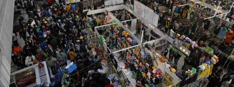 Cientos de aficionados abarrotan Expotaku en su segunda jornada