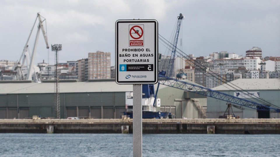 El Ayuntamiento pedirá al Puerto que habilite una zona para el baño en la zona de O Parrote