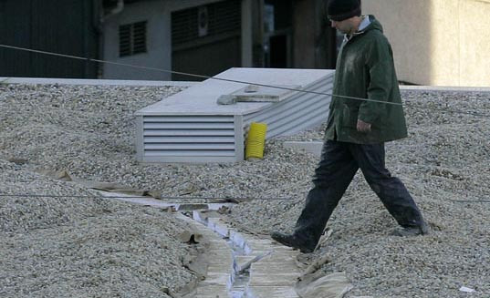 La Xunta trabaja en la reparación de la escuela de Eirís y descarta que haya riesgo para los niños