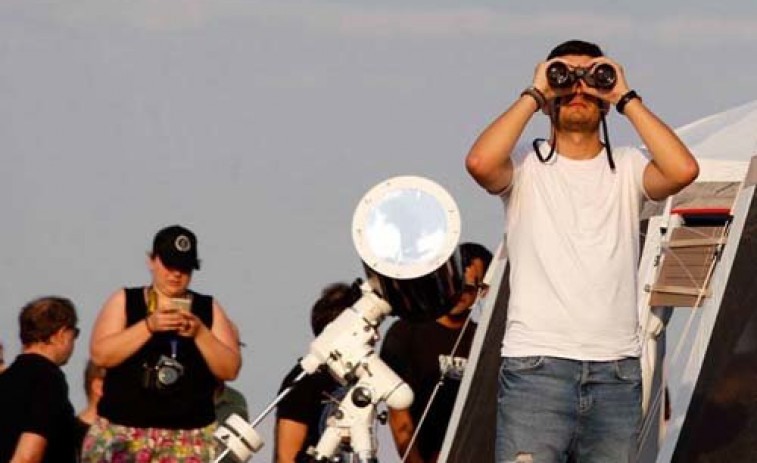 En O Portiño y con lentes especiales, la mejor forma de ver el eclipse de este lunes en A Coruña