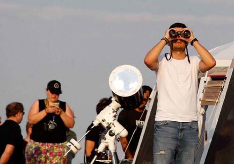 En O Portiño y con lentes especiales, la mejor forma de ver el eclipse de este lunes en A Coruña