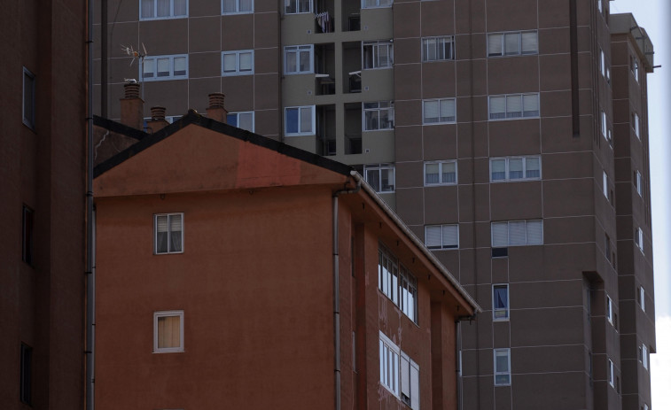 El “skyline” coruñés sigue viviendo cambios con modificaciones en los letreros