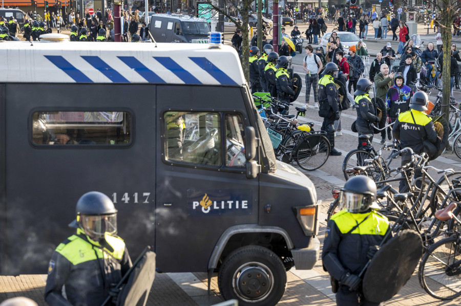 La Policía dispersa dos protestas en Países Bajos contra las restricciones