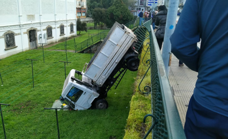 Un conductor sale ileso tras perder el control de un camión, saltar una valla y caer sobre el Lavadero de As Cascas