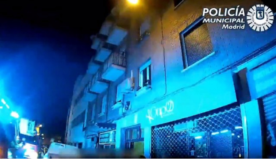 La Policía rescata a una joven que quedó enganchada en una antena al caer desde la terraza en una fiesta ilegal