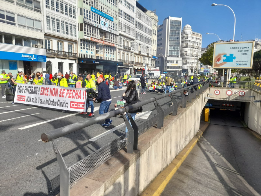 Afectados por el cierre del Ence cortan el tráfico en Linares Rivas