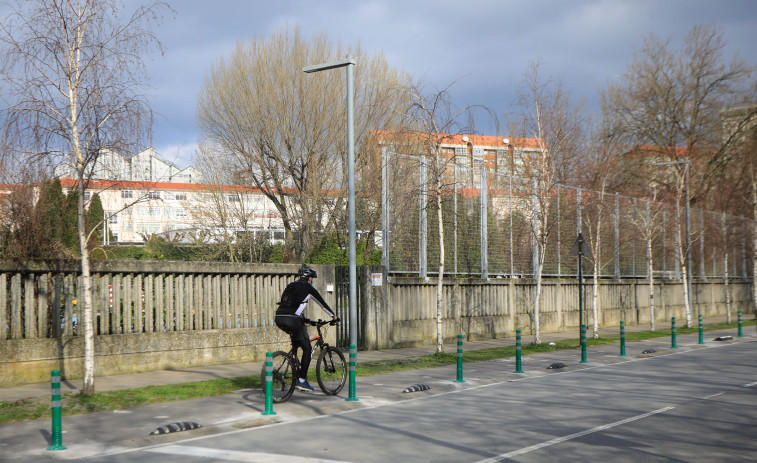 El Ayuntamiento baliza el carril bici de Pablo Picasso para evitar el aparcamiento indebido