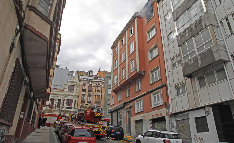 Un incendio calcina un salón en  Os Castros sin provocar heridos