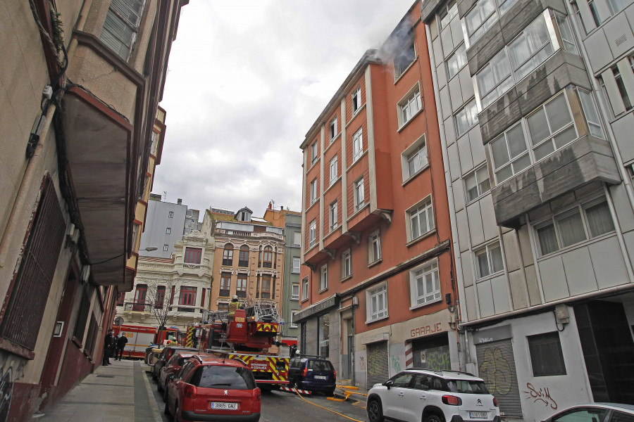 Un incendio calcina un salón en  Os Castros sin provocar heridos