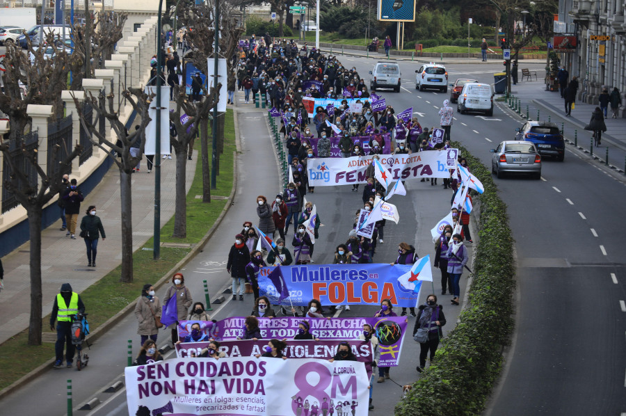 A Coruña se echa a la calle con distancia y medidas de seguridad para reivindicar una igualdad real