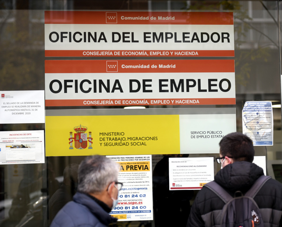 EuropaPress 3460677 dos hombres miran cristal oficina empleo sepe antiguo inem horas despues conocer 15253846