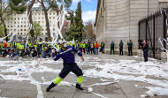 Empleados de Ence protestan en Madrid ante Transición Ecológica y fuerzan una reunión con la ministra