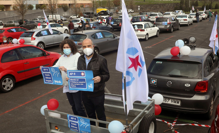 El BNG lleva su caravana contra la AP-9 a Santiago