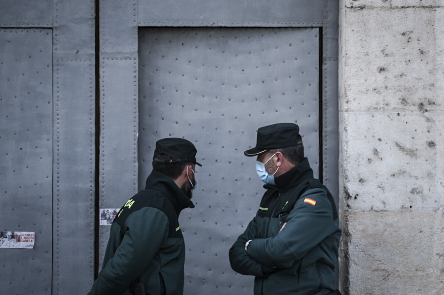 La Guardia Civil realiza una redada antidrogas en un piso de la ronda de Monte Alto 