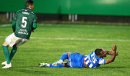 La derrota del Racing ante el Coruxo (3-1) mantiene las esperanzas del Deportivo